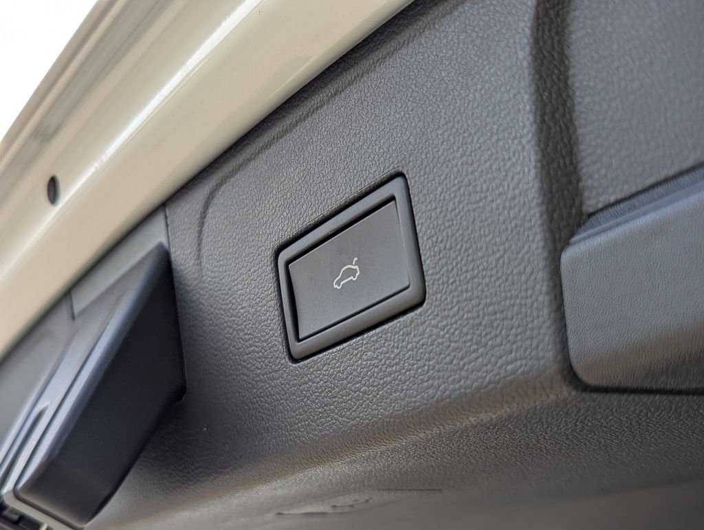 Used 2025 Volkswagen Atlas SEL AWD/4WD image 33
