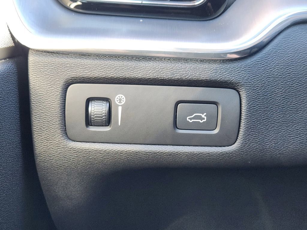 Used 2019 Volvo XC60 T6 Momentum w/ Advanced Package image 13