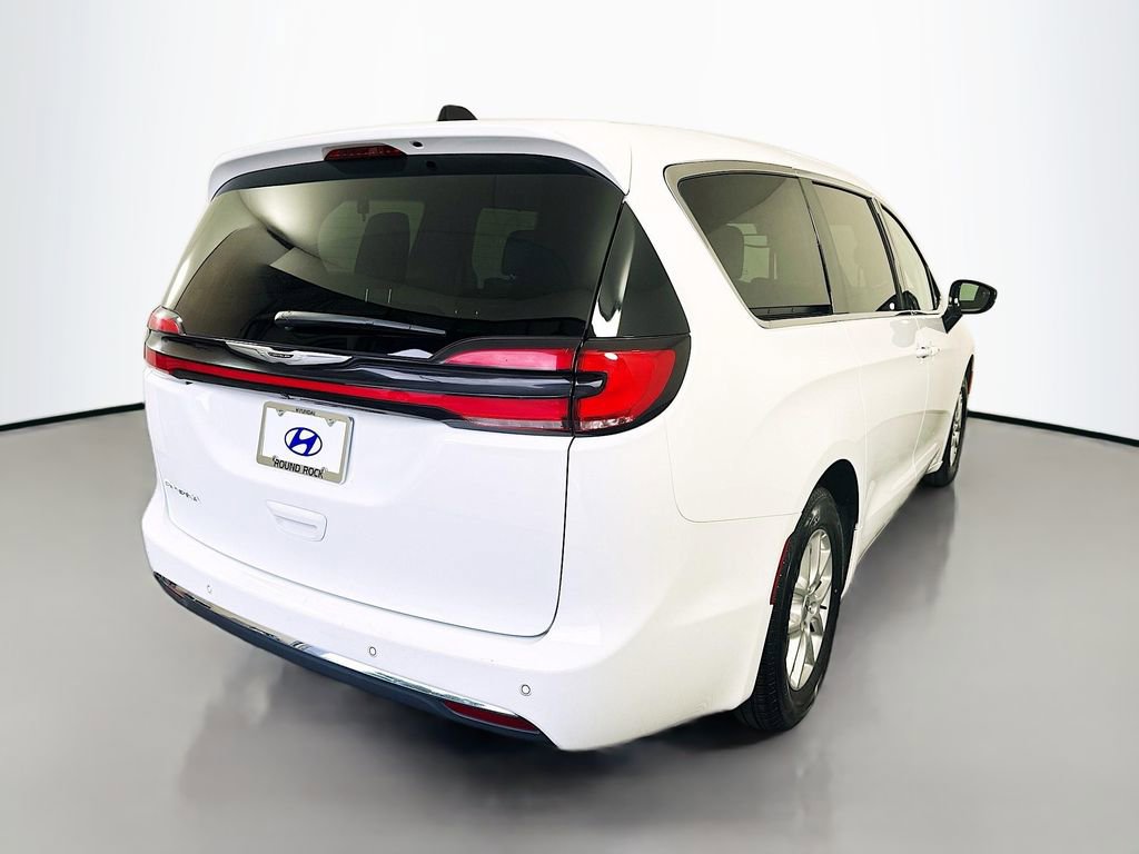 Used 2024 Chrysler Pacifica Touring-L image 5