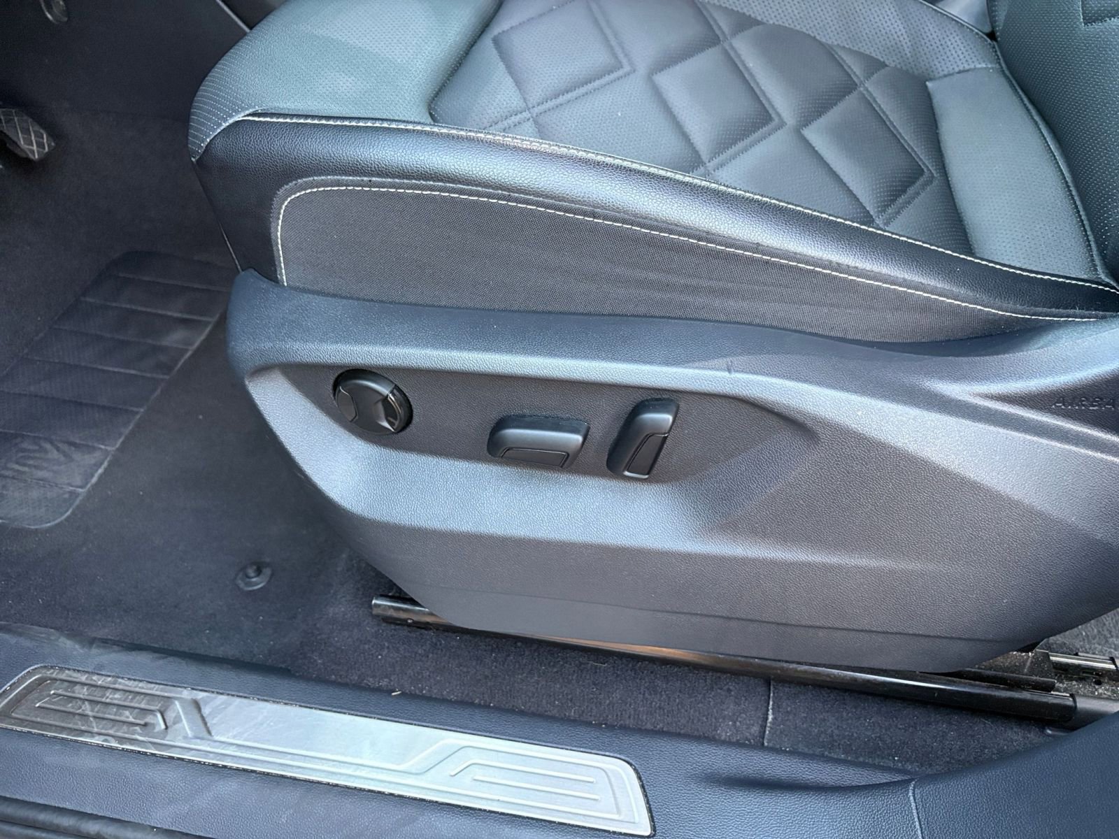 Used 2025 Volkswagen Atlas SE image 23