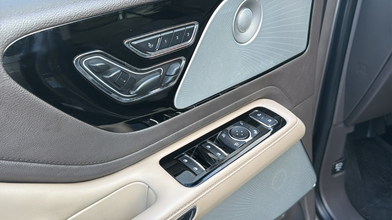 Used 2020 Lincoln Aviator Reserve w/ Equipment Group 201A RWD image 12