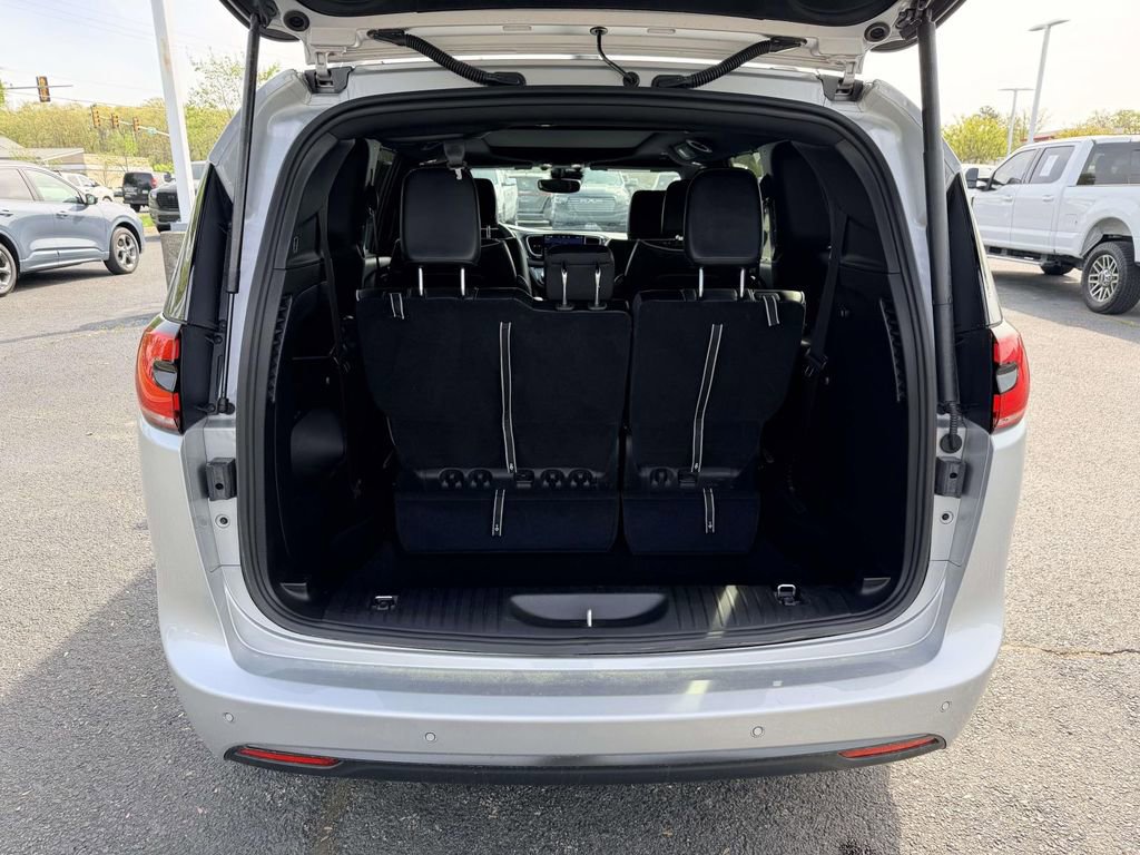 Used 2024 Chrysler Pacifica Limited w/ S Appearance Package image 15