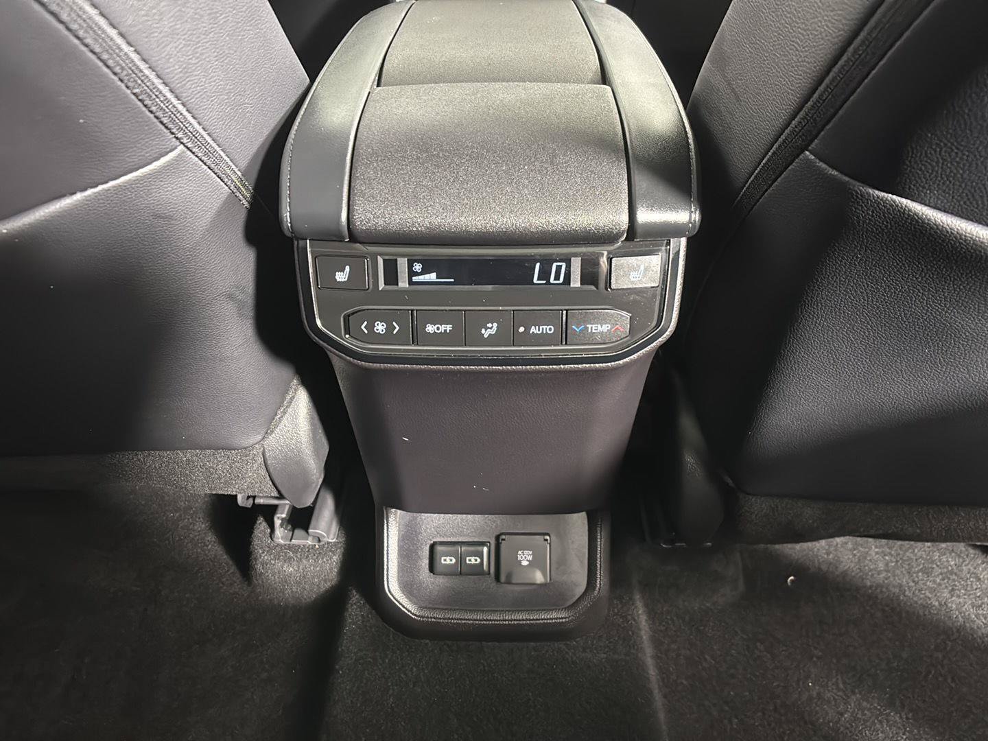 Used 2025 Toyota Highlander Platinum AWD/4WD image 16