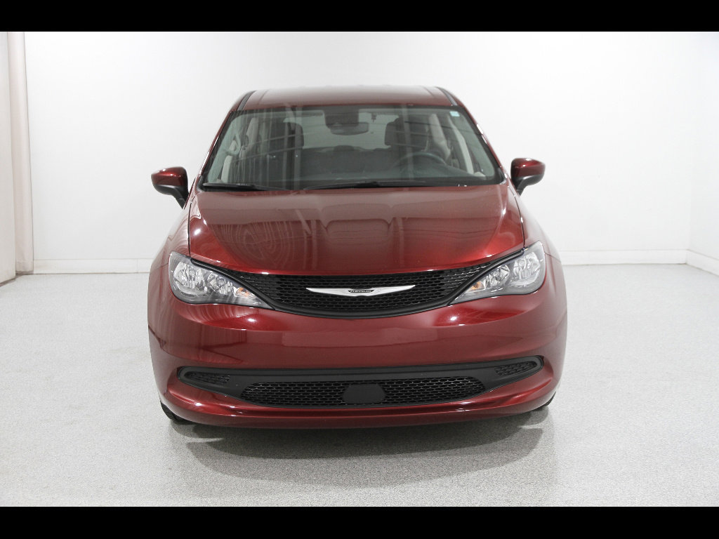 Used 2023 Chrysler Voyager LX FWD image 2