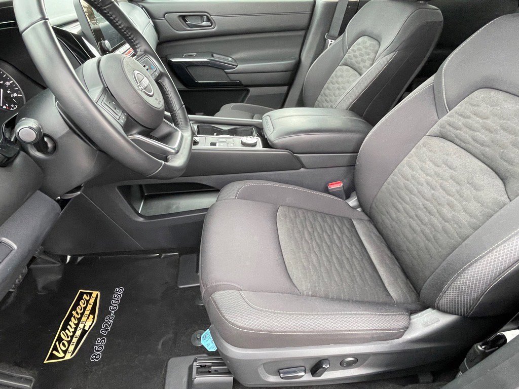 Used 2025 Nissan Pathfinder SV image 13