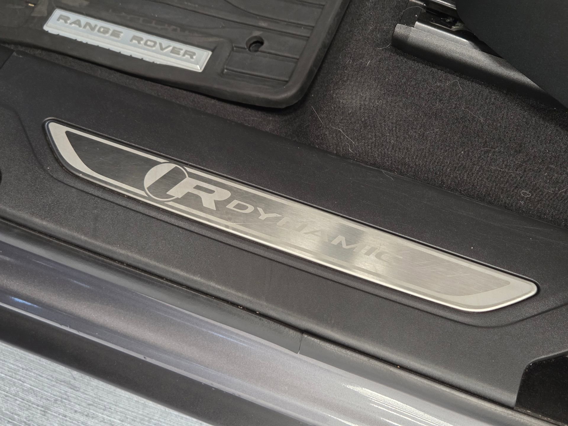 Used 2019 Land Rover Range Rover Velar R-Dynamic SE image 16
