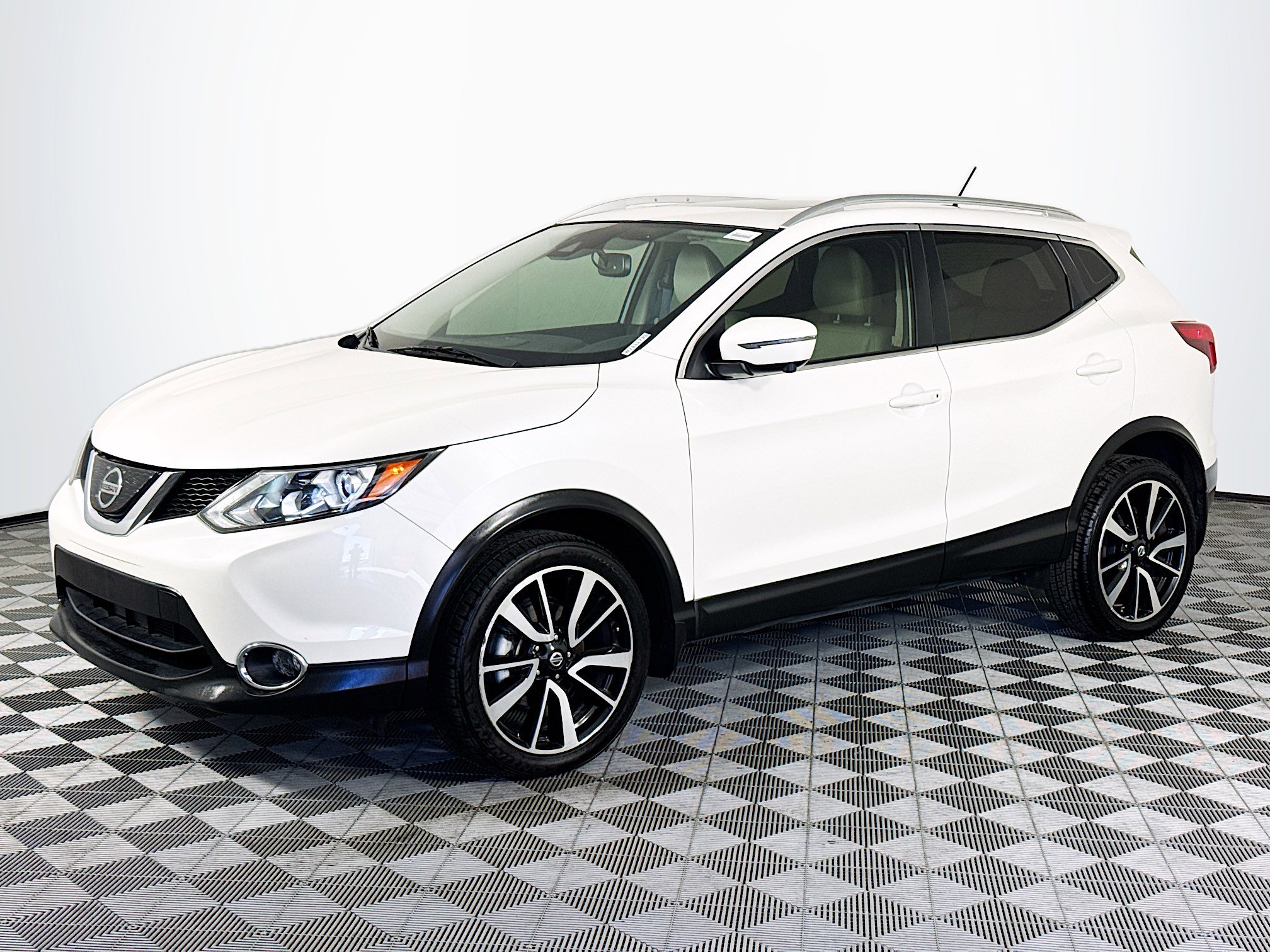 Used 2019 Nissan Rogue Sport SL w/ Premium Package image 4