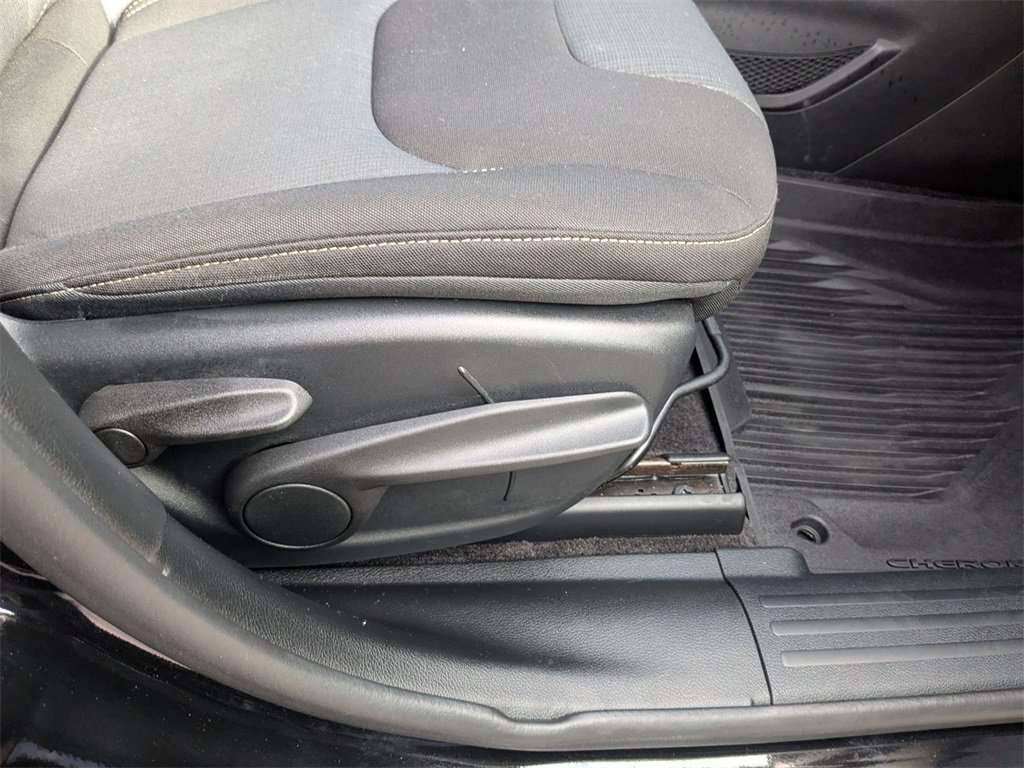 Used 2017 Jeep Cherokee Latitude w/ Safety/Convenience Group image 29