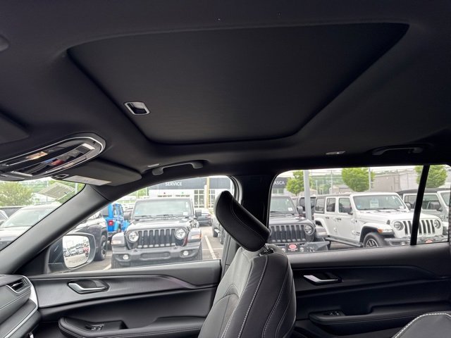 New 2025 Jeep Grand Cherokee L Laredo w/ Luxury Tech Group I image 12