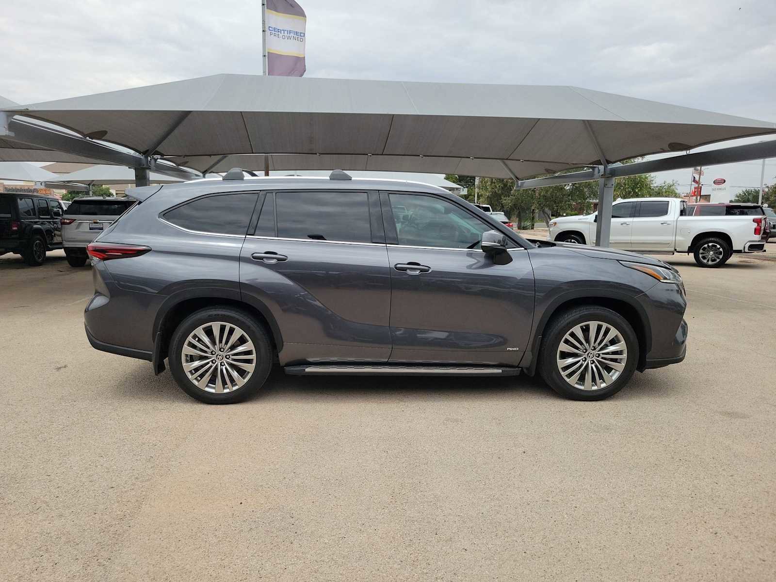 Used 2025 Toyota Highlander Platinum AWD/4WD image 9