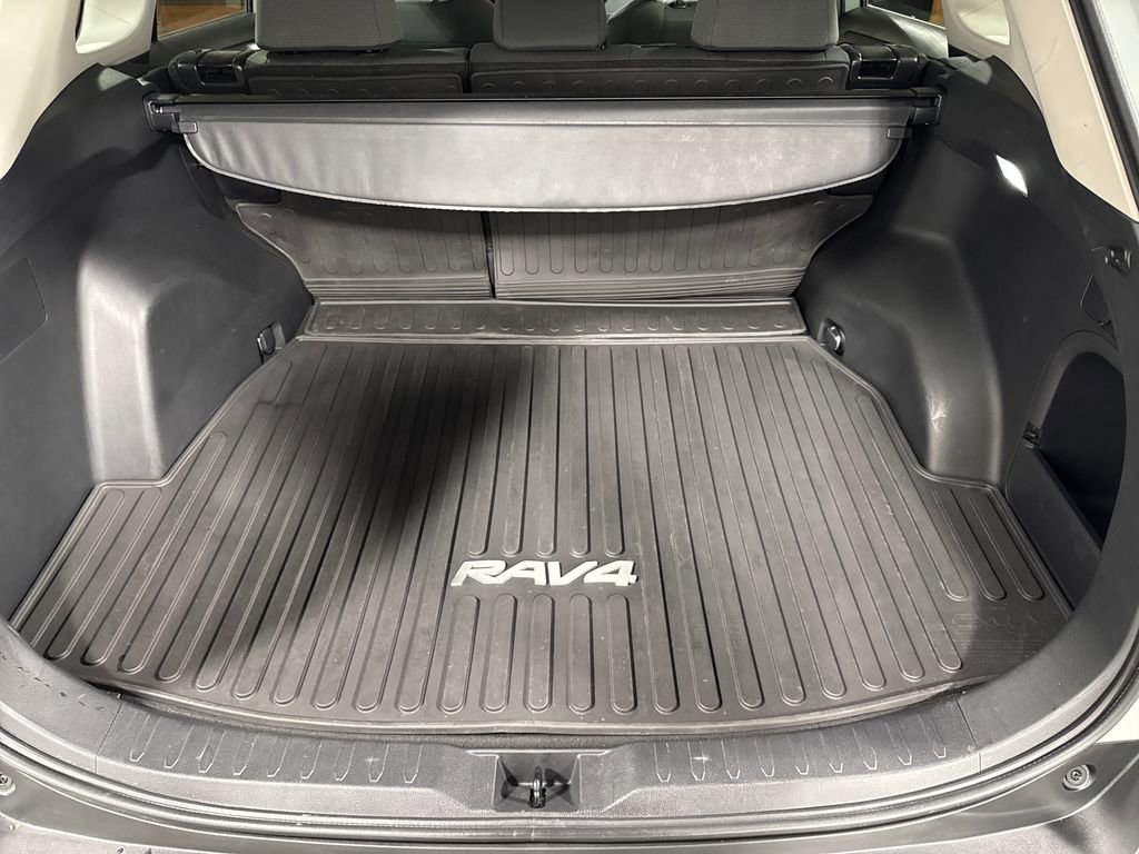 Used 2022 Toyota RAV4 XLE AWD/4WD image 37