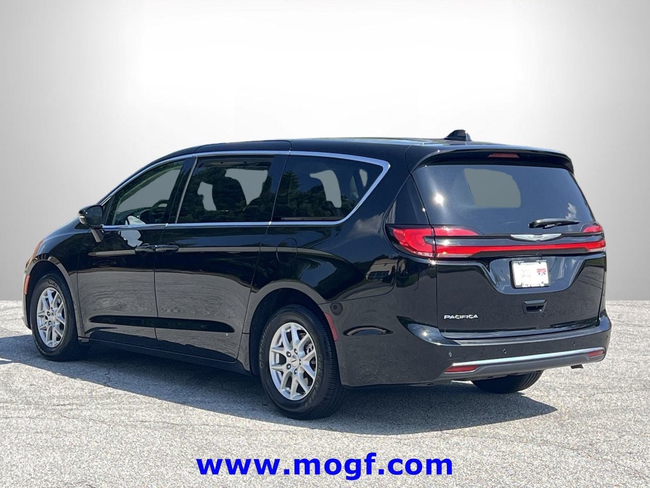 Used 2024 Chrysler Pacifica Touring-L FWD video 2