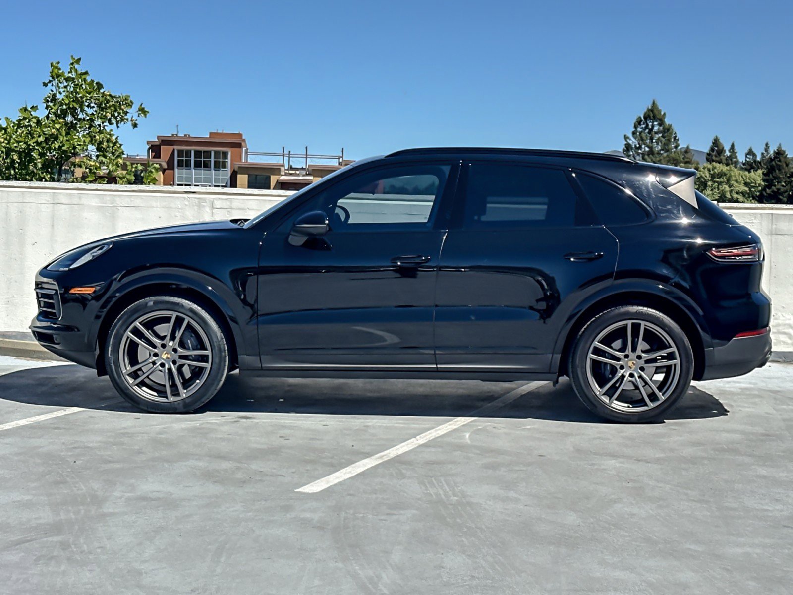 Certified 2022 Porsche Cayenne Platinum Edition image 2