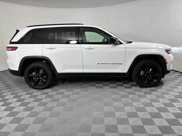Used 2025 Jeep Grand Cherokee Altitude w/ Trailer Tow Package AWD/4WD image 5