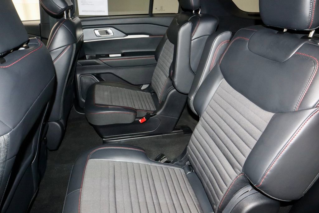 Used 2025 Ford Explorer ST-Line image 22