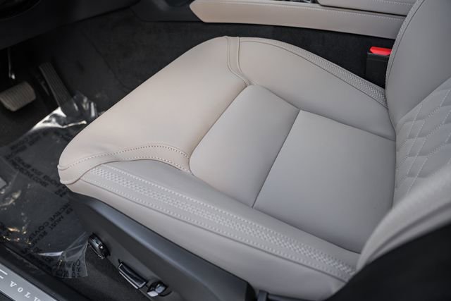 New 2026 Volvo XC90 B6 Plus w/ Protection Package Premier image 32