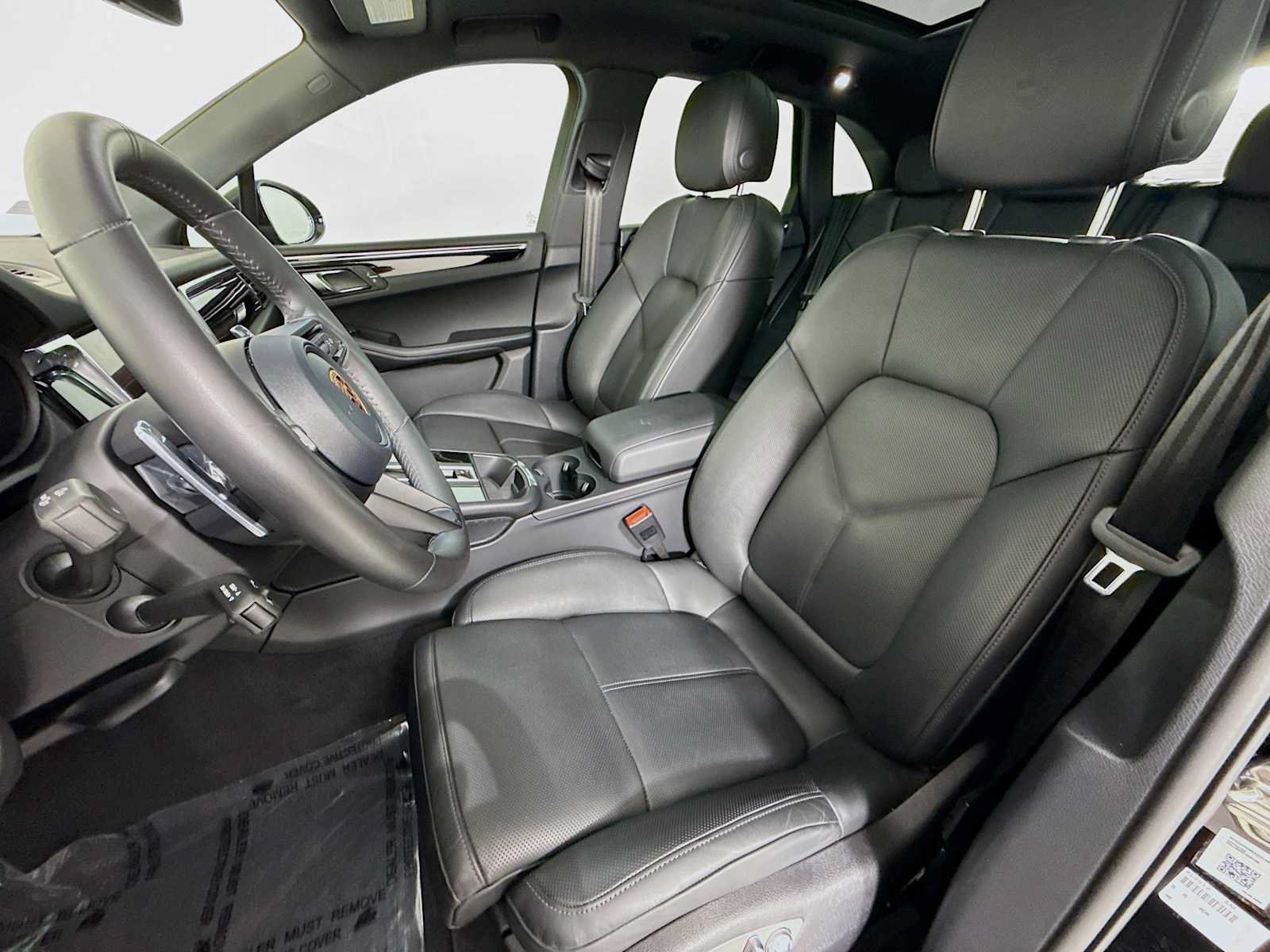Certified 2026 Porsche Macan AWD/4WD image 5
