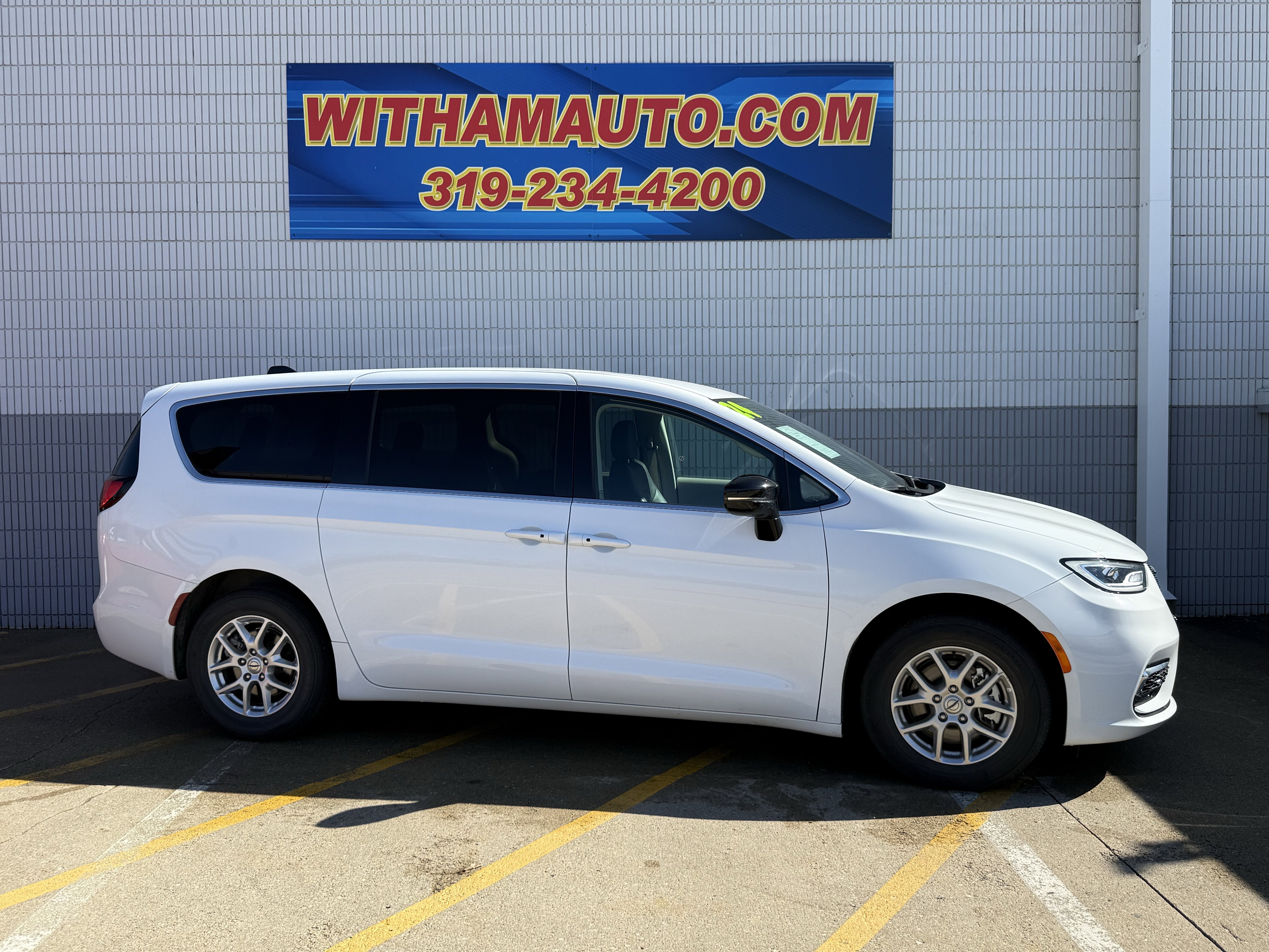 Used 2024 Chrysler Pacifica Touring-L image 3
