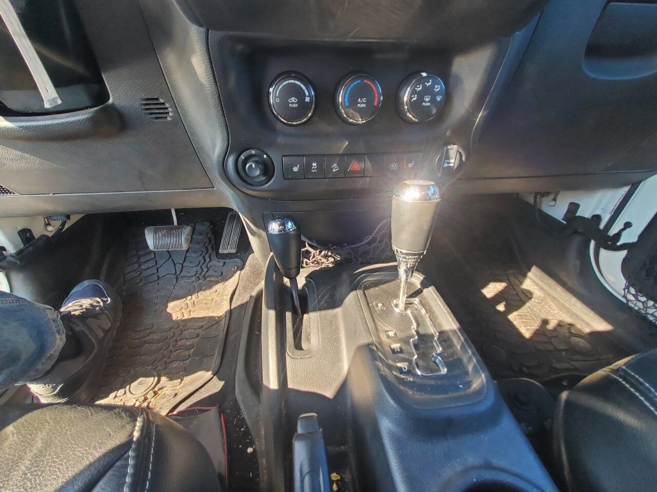 Used 2017 Jeep Wrangler Unlimited Rubicon w/ Cold Weather Group AWD/4WD image 17