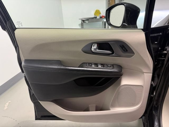 Used 2022 Chrysler Pacifica Touring-L FWD image 11
