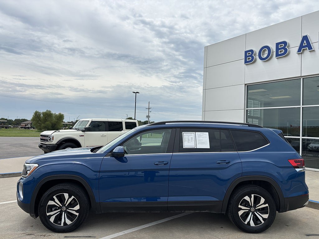 Used 2025 Volkswagen Atlas SE AWD/4WD image 2