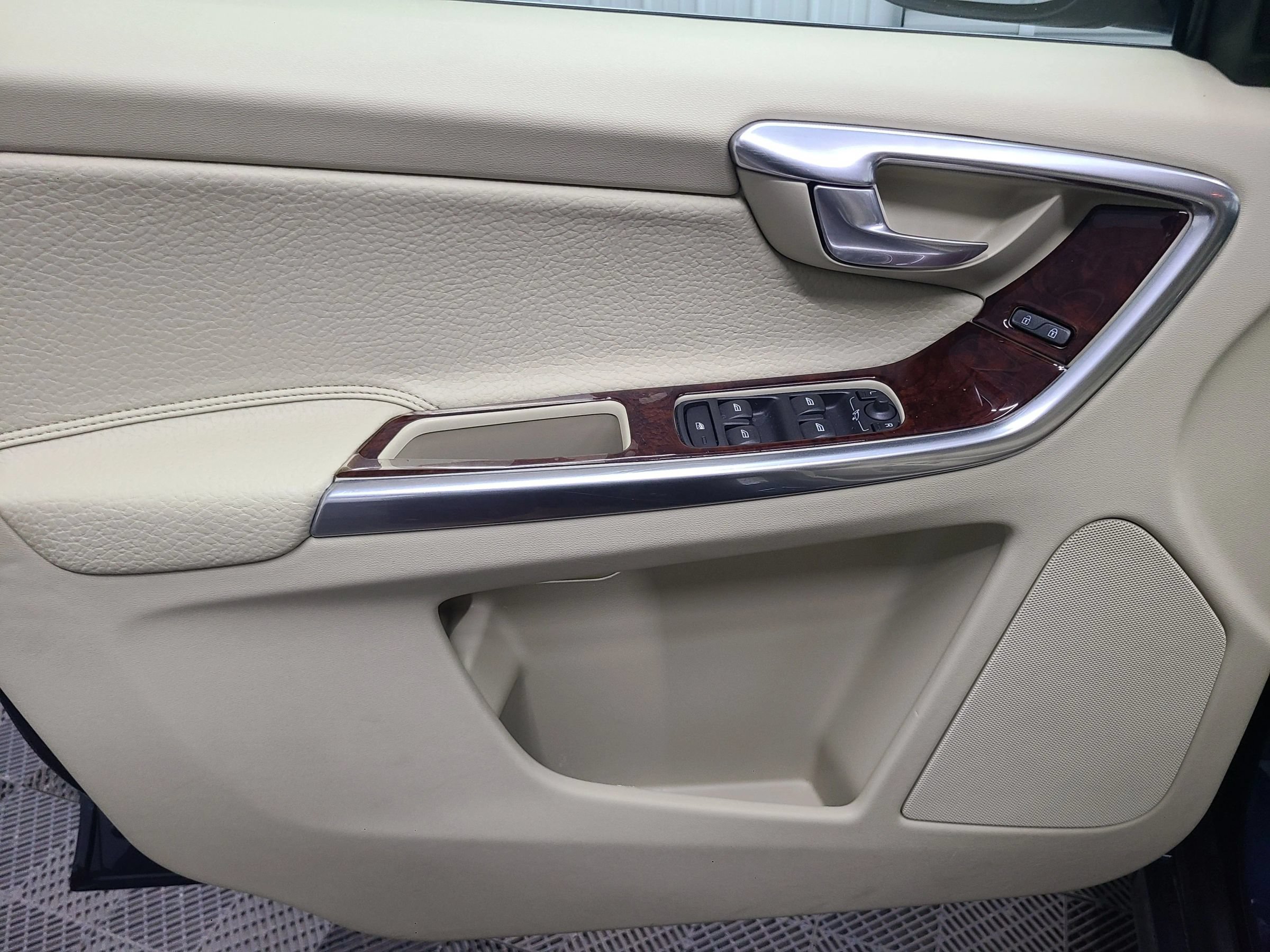 Used 2014 Volvo XC60 T6 AWD/4WD image 22