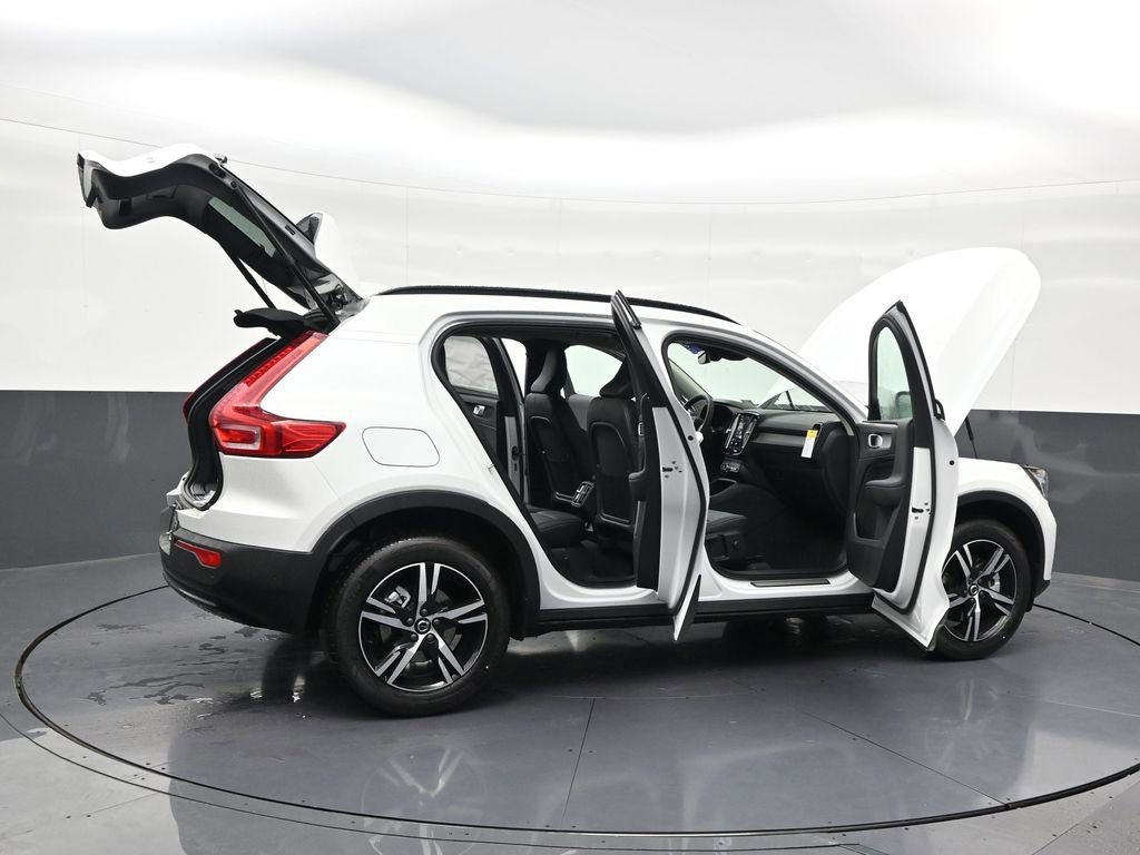 New 2026 Volvo XC40 B4 Core FWD image 29