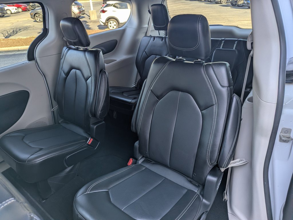 Used 2024 Chrysler Pacifica Touring-L image 16