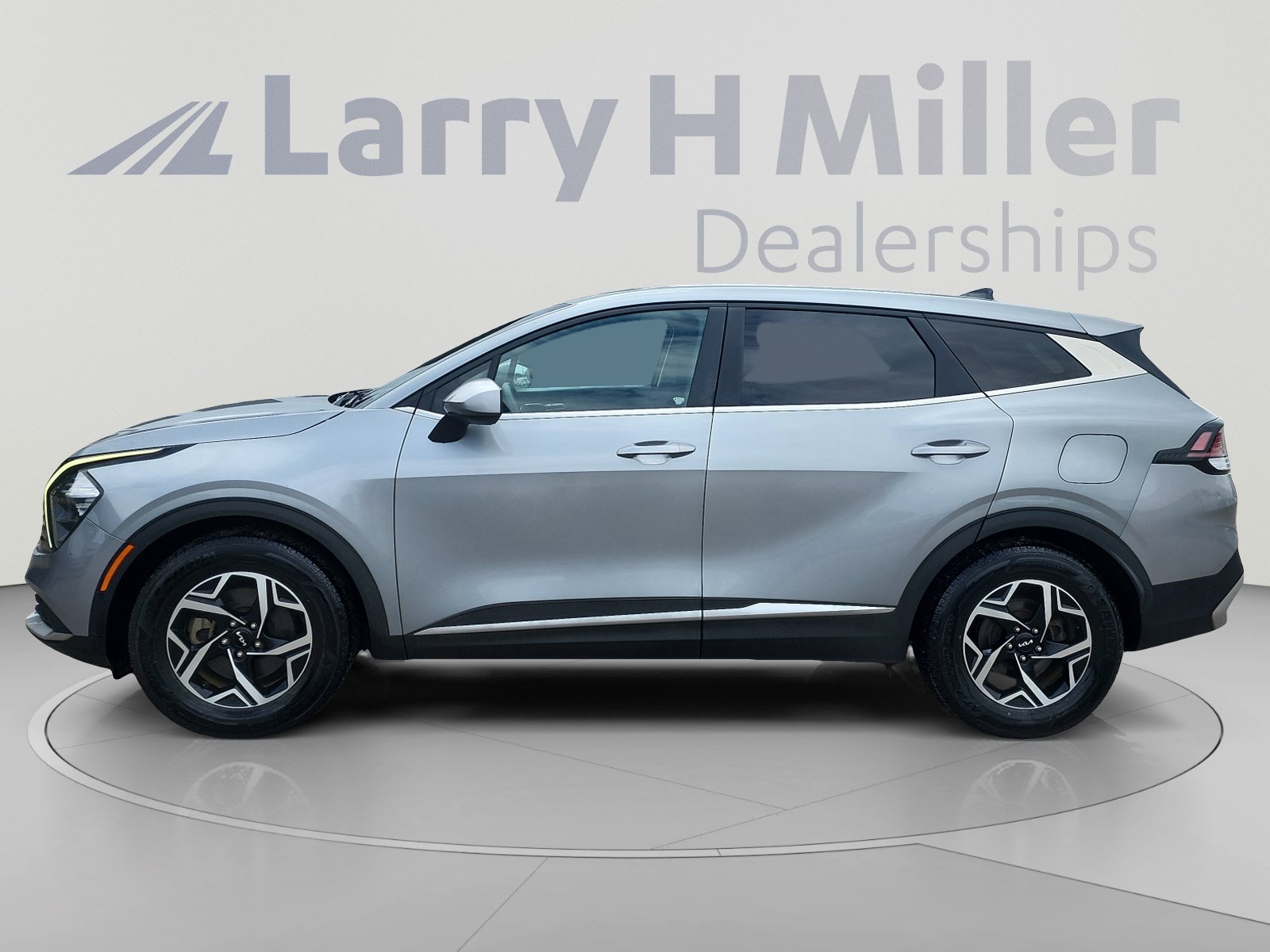 Used 2023 Kia Sportage LX FWD image 2