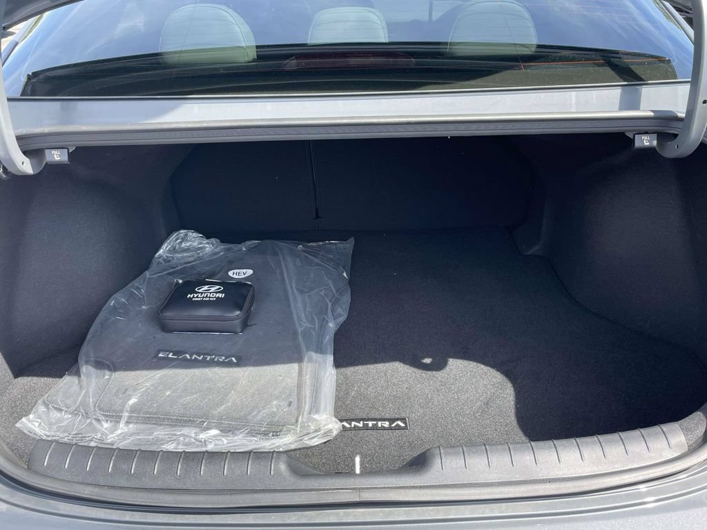 Used 2025 Hyundai Elantra Limited FWD image 11