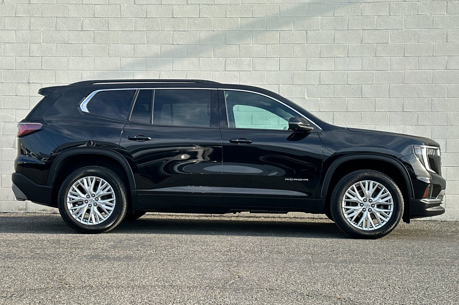 Used 2024 GMC Acadia Elevation w/ Luxury Package image 3