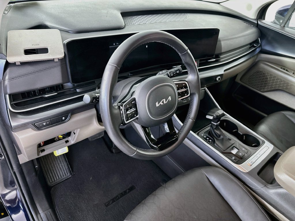 Used 2025 Kia Carnival FWD image 29