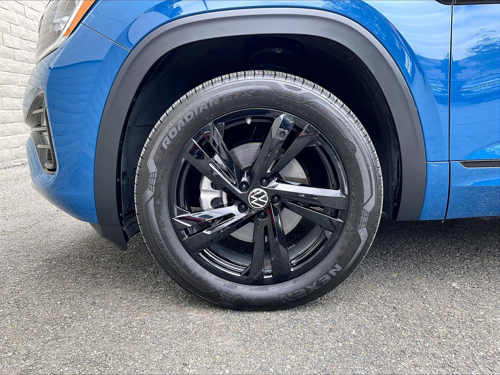 Certified 2025 Volkswagen Atlas Cross Sport SEL R-Line AWD/4WD image 8