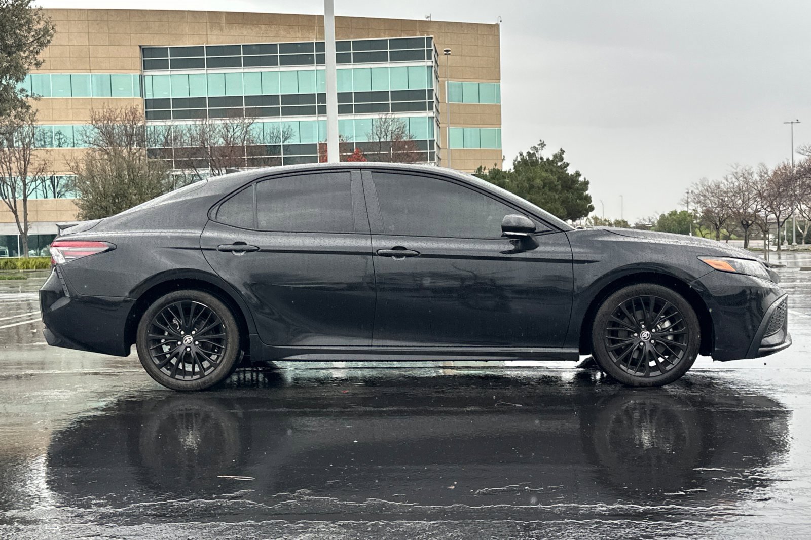 Used 2022 Toyota Camry SE image 3