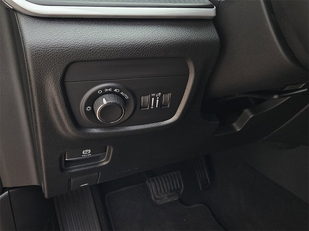 New 2025 Jeep Grand Cherokee Altitude image 15