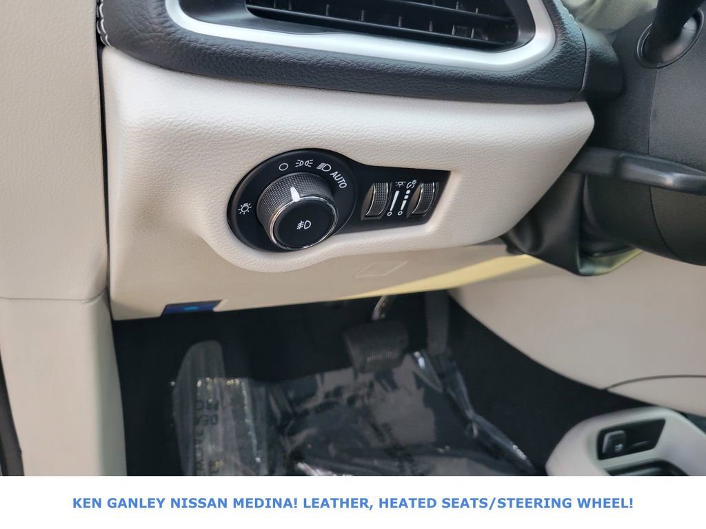 Used 2023 Chrysler Pacifica Touring-L image 35