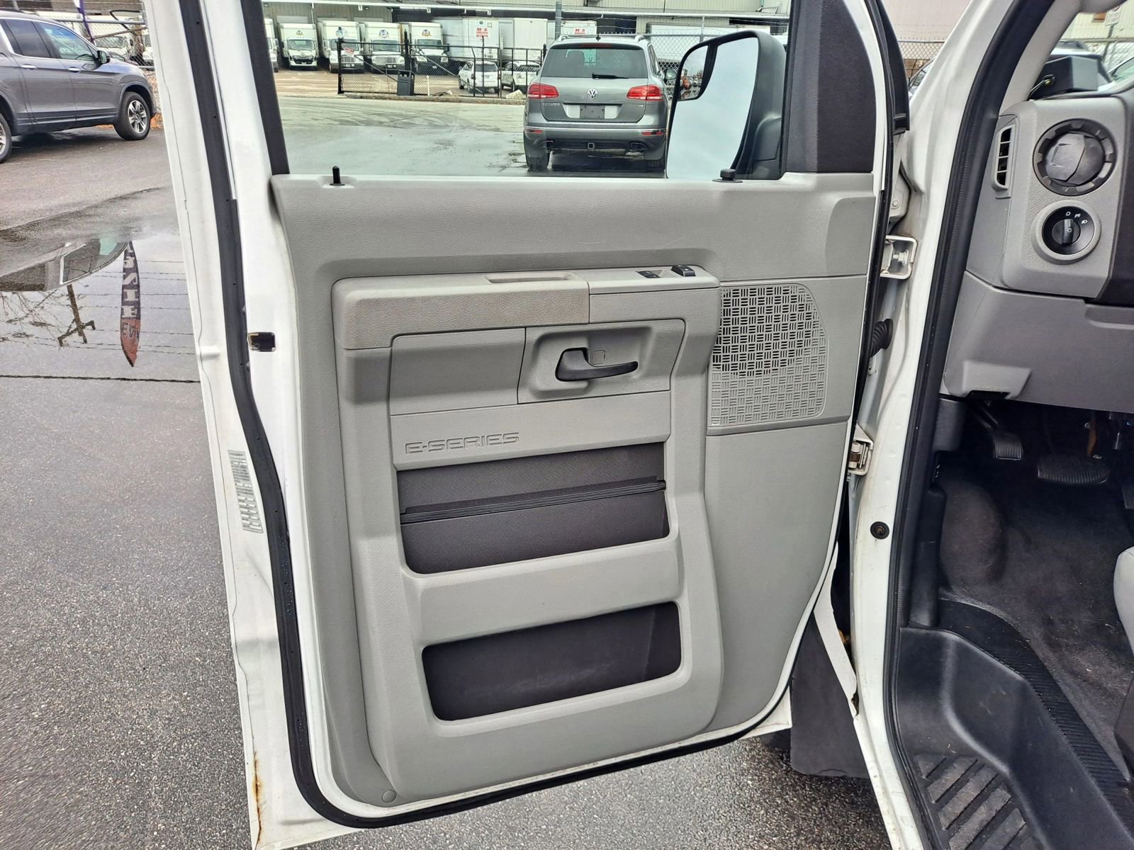 Used 2014 Ford E-250 and Econoline 250 w/ Power Group image 9