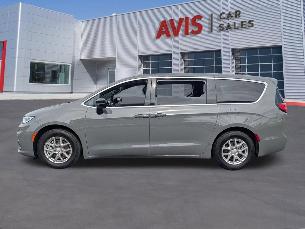 Used 2025 Chrysler Pacifica Select image 10