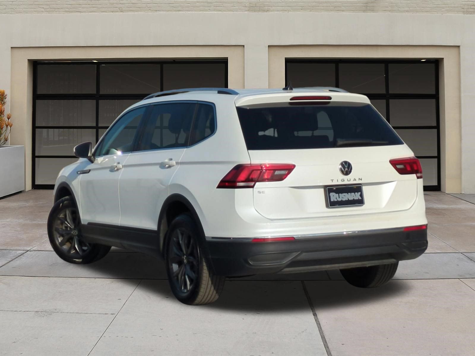 Used 2023 Volkswagen Tiguan SE FWD image 2