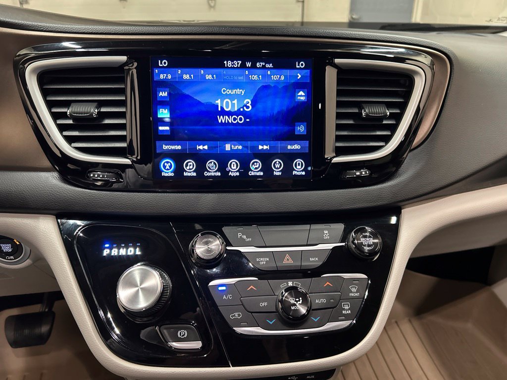 Used 2017 Chrysler Pacifica Touring-L FWD image 23