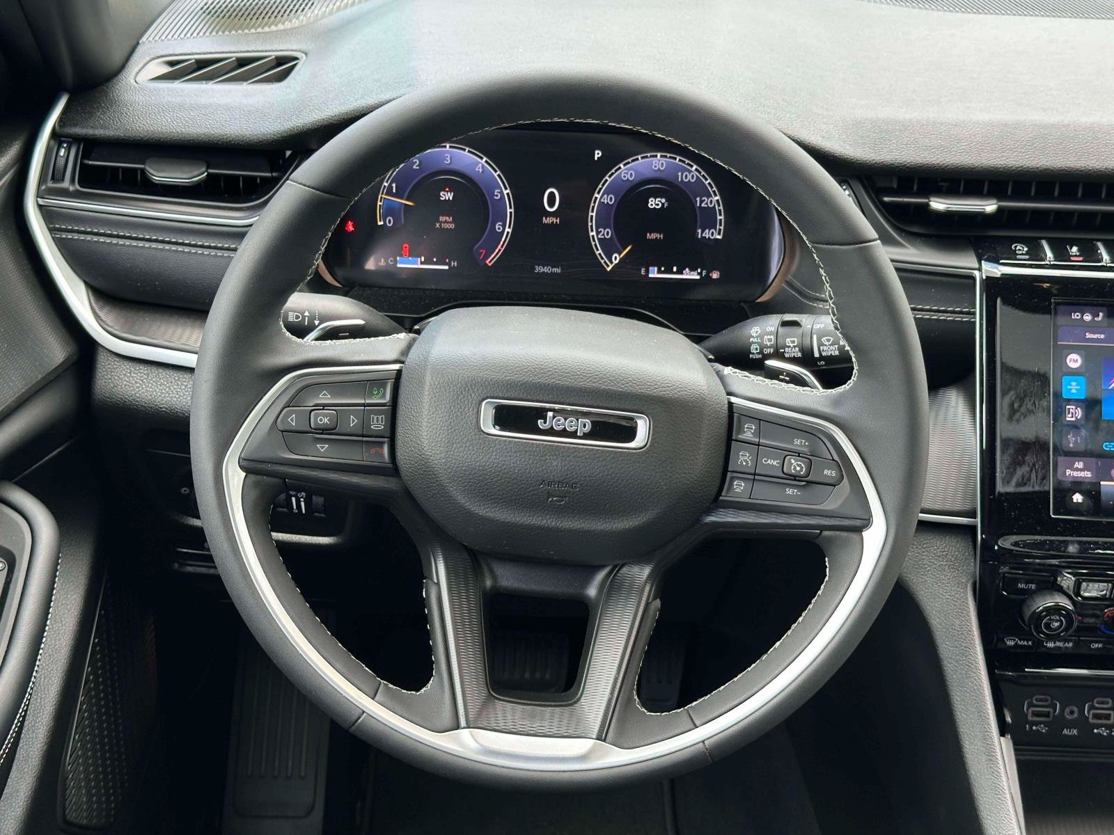 Used 2025 Jeep Grand Cherokee 4WD image 12