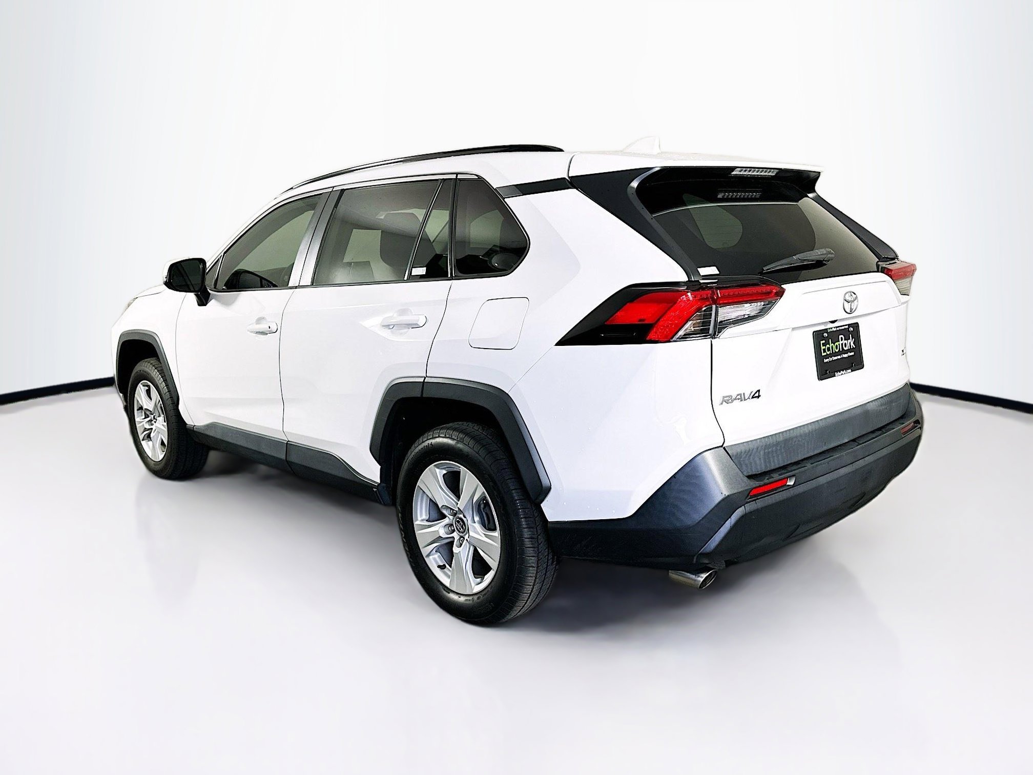 Used 2021 Toyota RAV4 XLE w/ Convenience Package FWD image 5