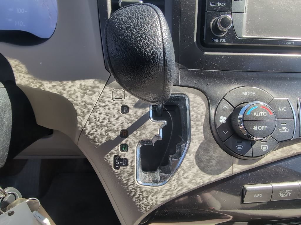 Used 2013 Toyota Sienna LE w/ Towing Pkg image 21