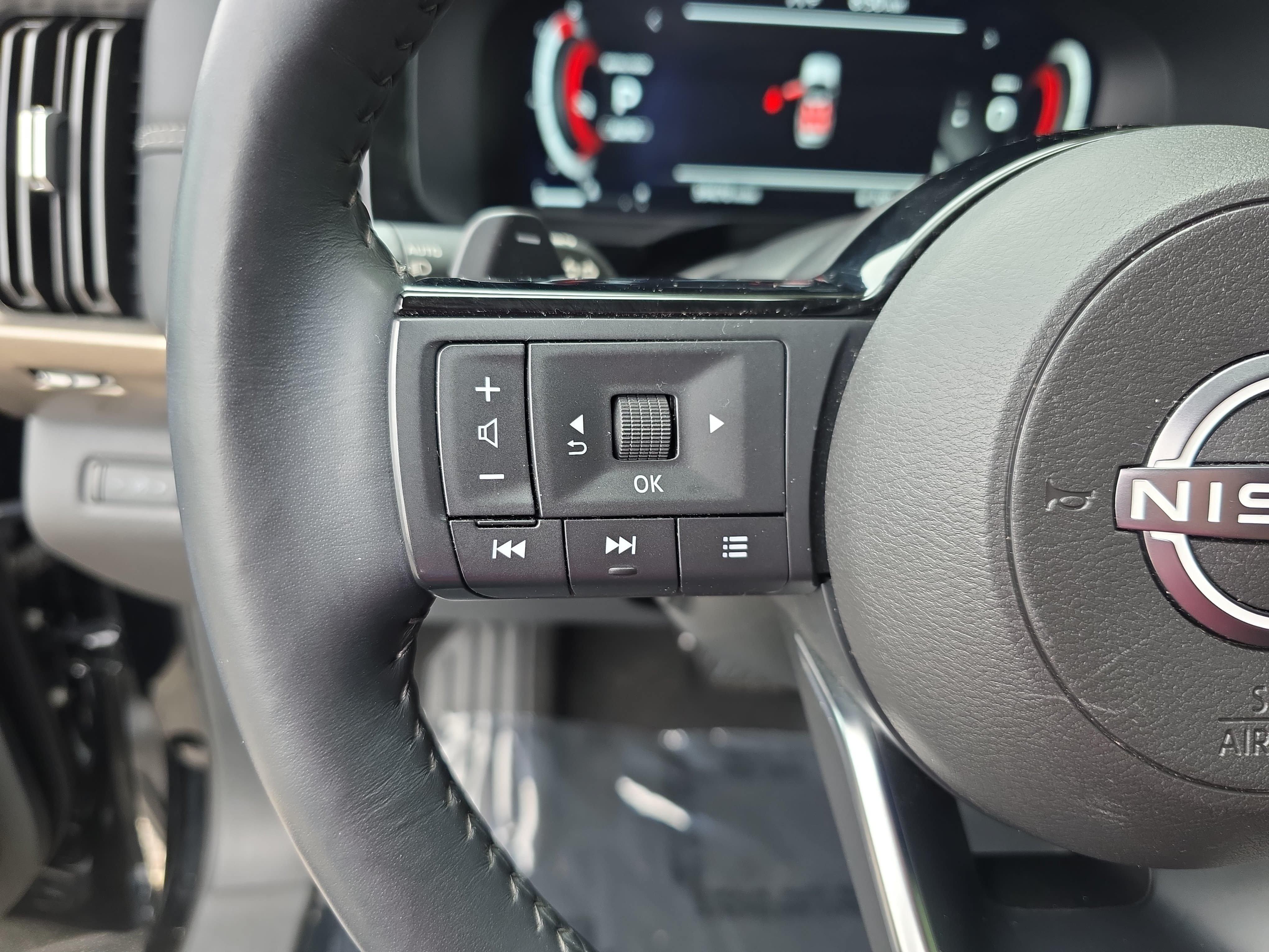 Used 2024 Nissan Pathfinder Platinum w/ Cargo Package AWD/4WD image 15