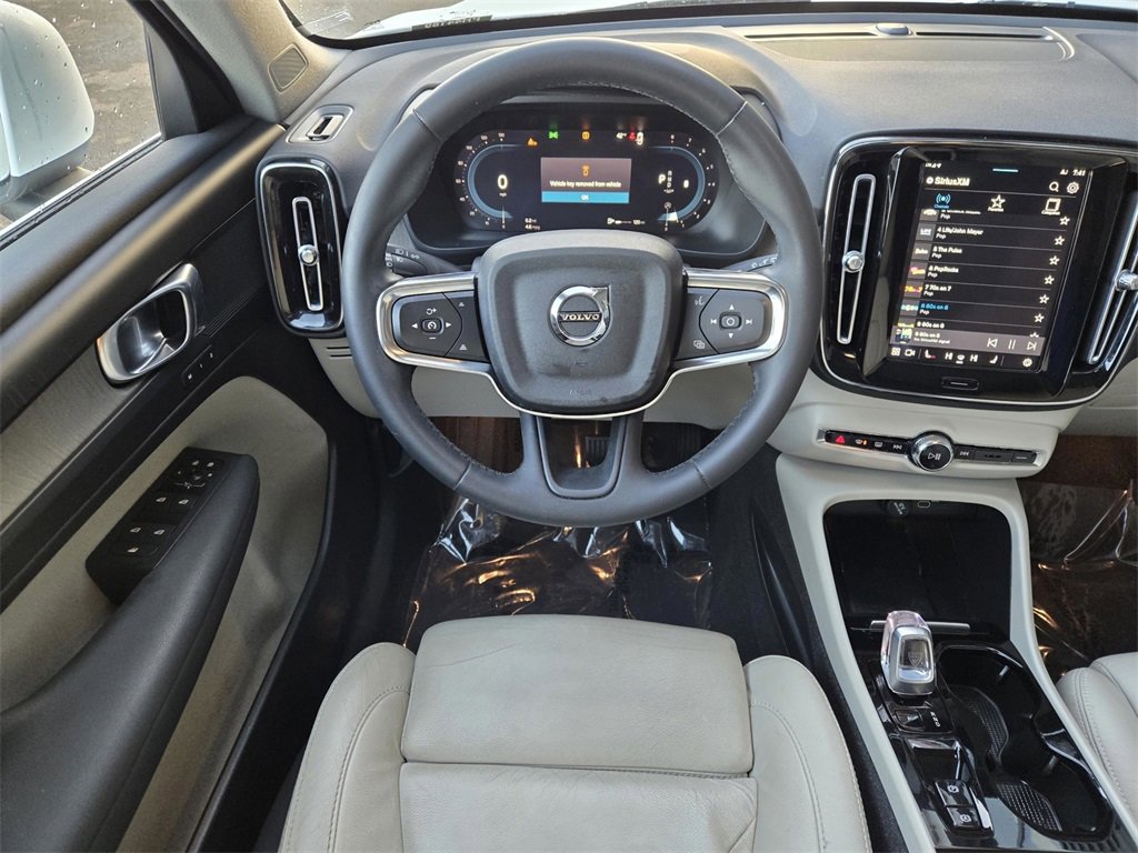Used 2023 Volvo XC40 B5 Plus image 13
