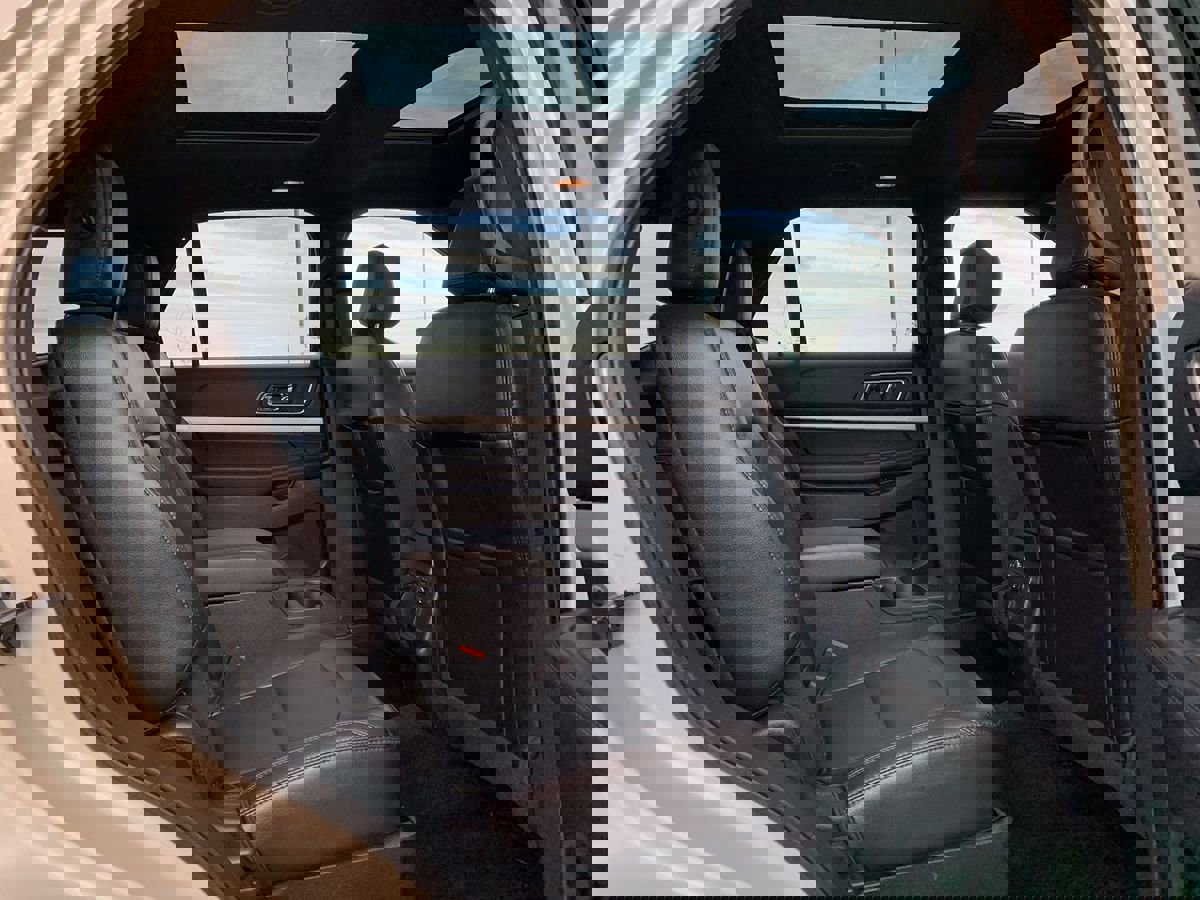 Used 2017 Ford Explorer XLT w/ Equipment Group 202A AWD/4WD image 33