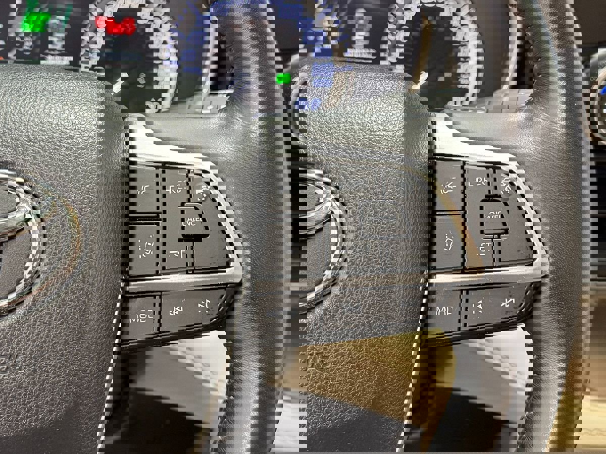 Used 2023 Toyota Highlander XLE image 18