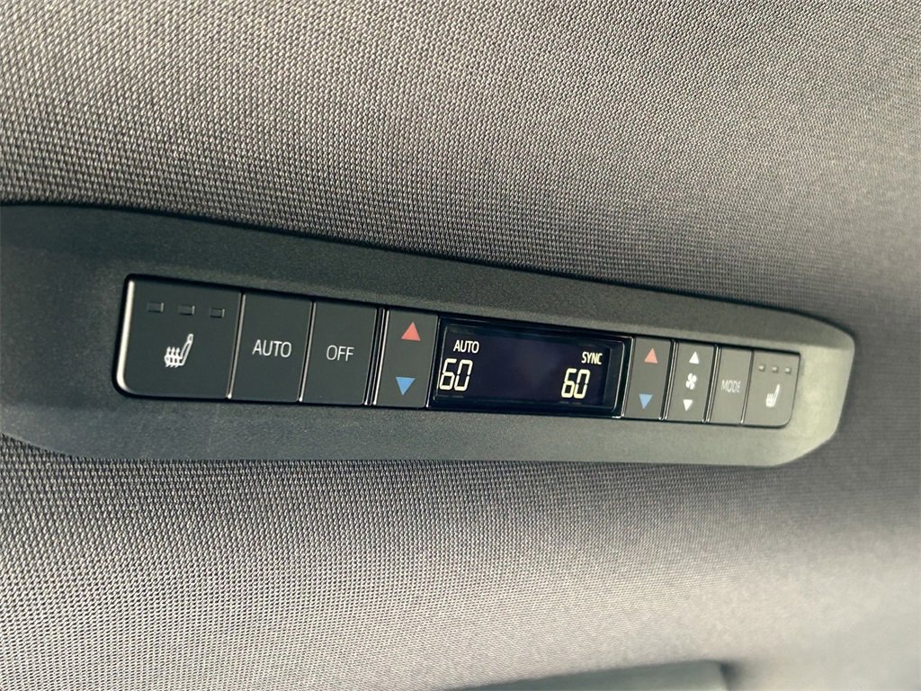 Used 2025 Toyota Sienna Platinum image 28
