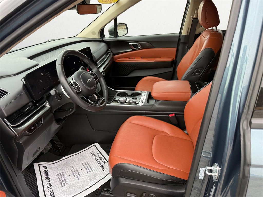Used 2025 Kia Carnival SX w/ SX Dark Edition Package image 9