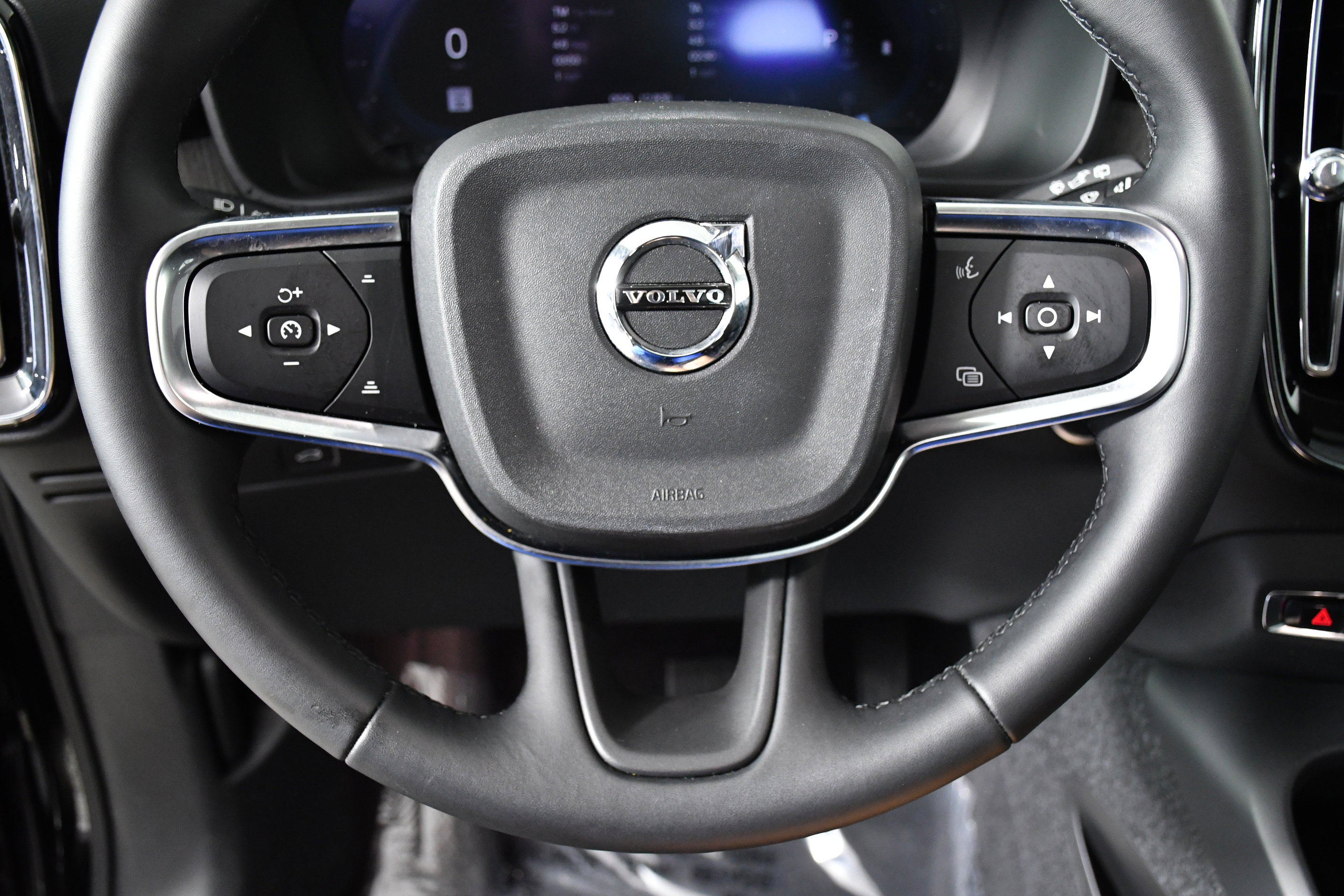 Used 2025 Volvo XC40 B5 Plus image 10